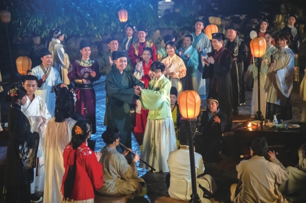 　　千人石上虎丘曲会夜场活动。　　吉克摄