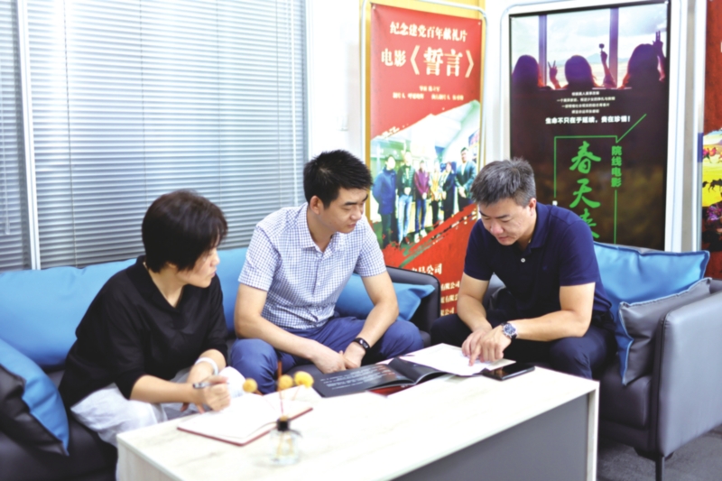 马国峰(右一)、鲁磊(右二)研究电影拍摄方案。 记者倪黎祥摄 马国峰(右一)、鲁磊(右二)研究电影拍摄方案。 记者倪黎祥摄